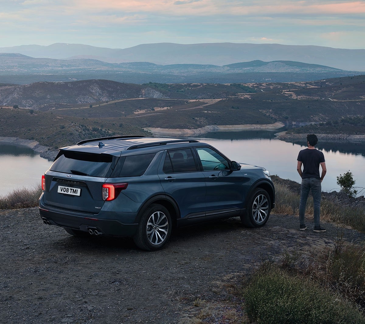 Vista posteriore Ford Explorer PHEV su sfondo lago