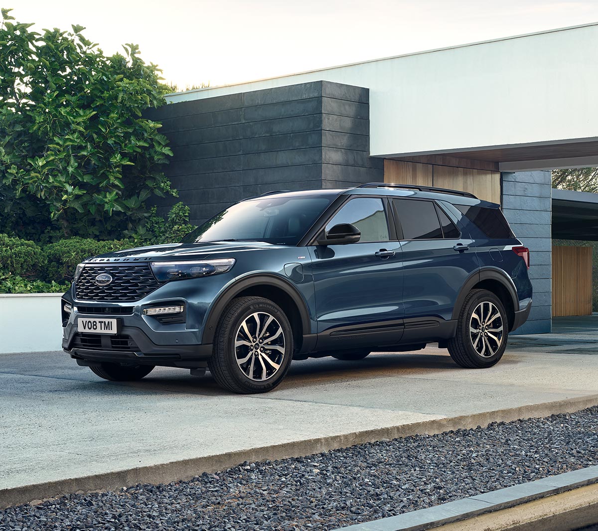 Vista frontale 3/4 Ford Explorer PHEV