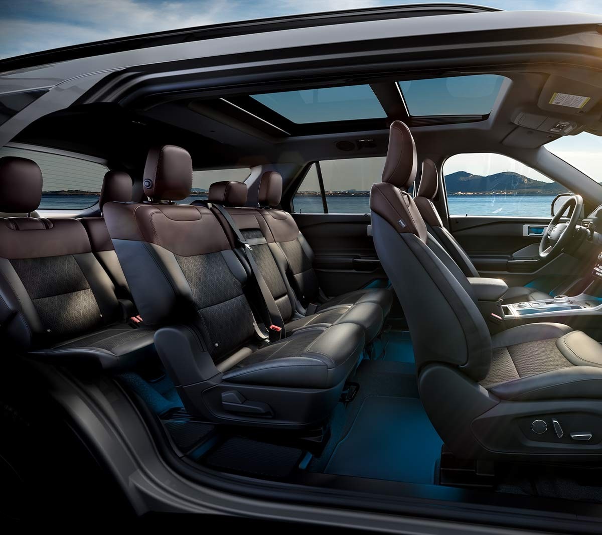 Ford Explorer PHEV con 3 file di sedili
