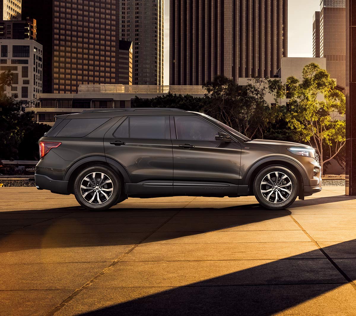Vista laterale Ford Explorer PHEV