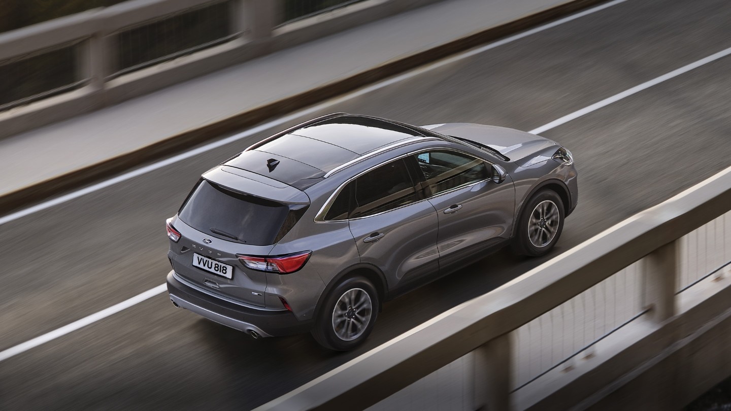 Ford Kuga in movimento su un ponte