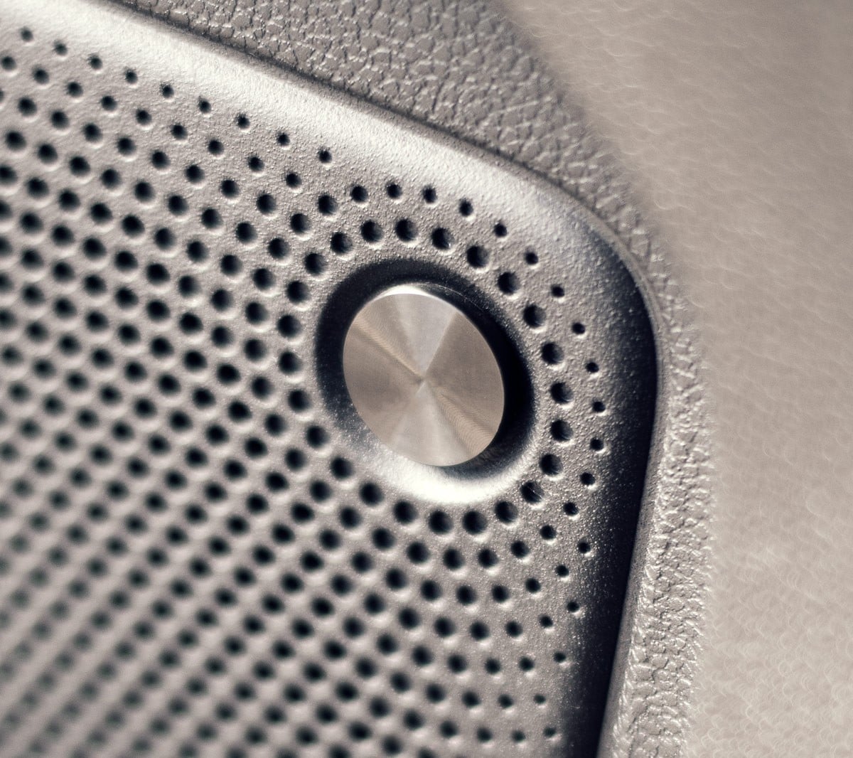 Nuova Ford Kuga ST-Line X vista degli interni con dettaglio dell'impianto audio B&O