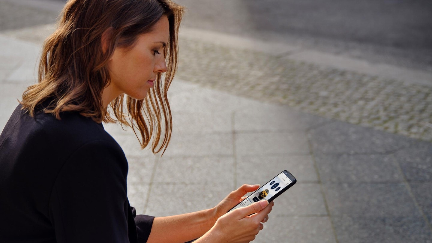 Donna seduta che guarda il telefono