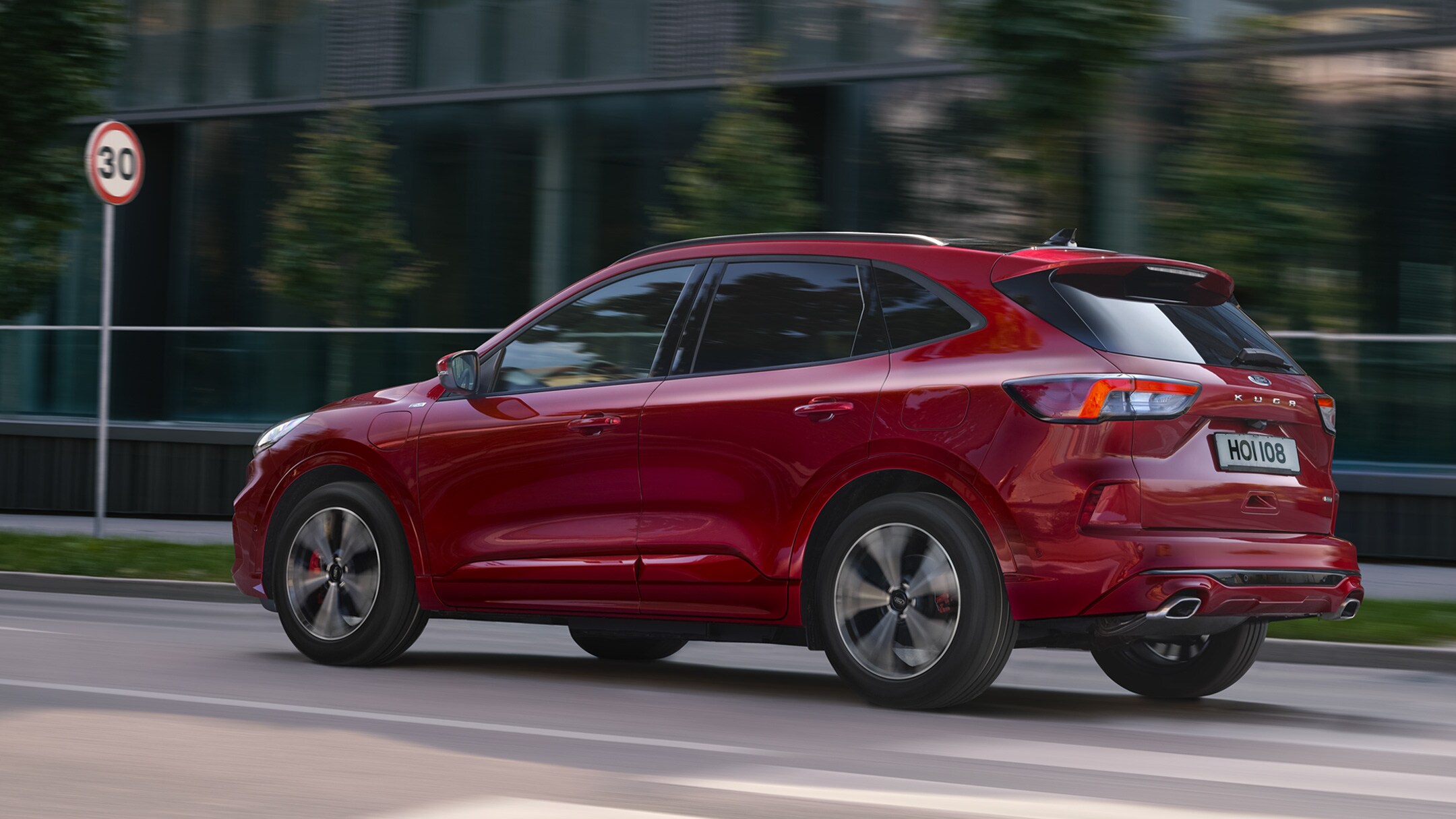 Ford Kuga che viaggia su strada con cartello stradale