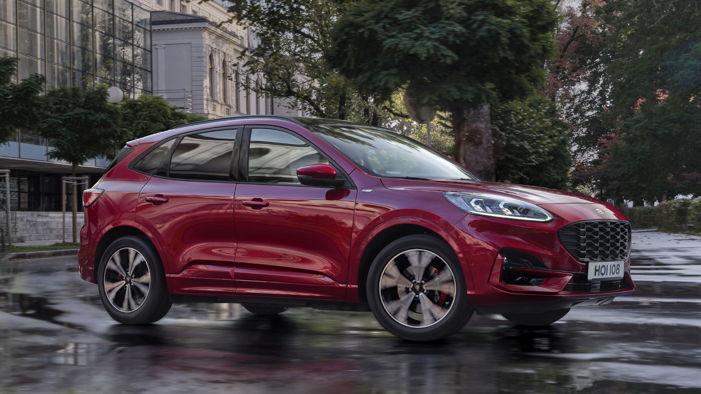 Ford Kuga rossa che viaggia su strada bagnata