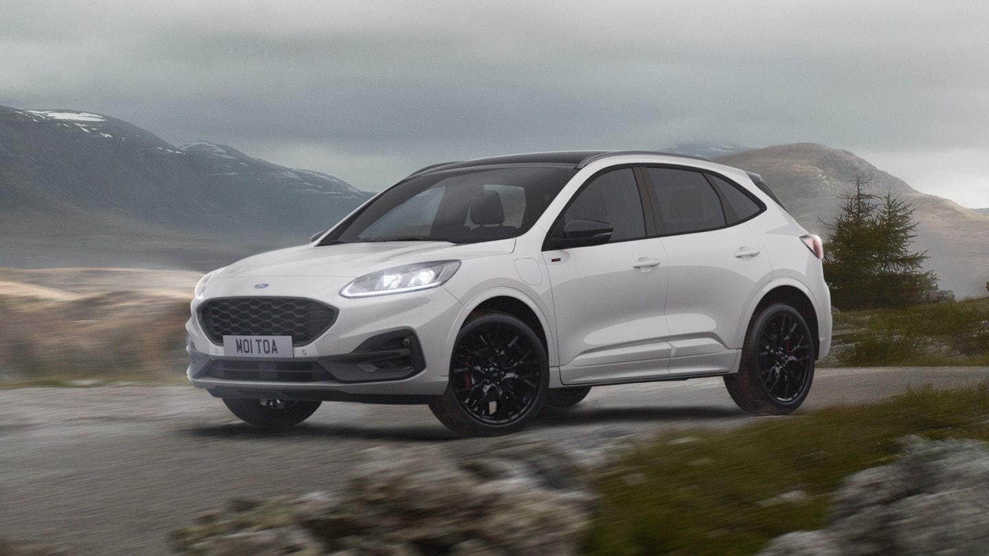 Ford Kuga Hybrid ST-Line X che viaggia tra le montagne