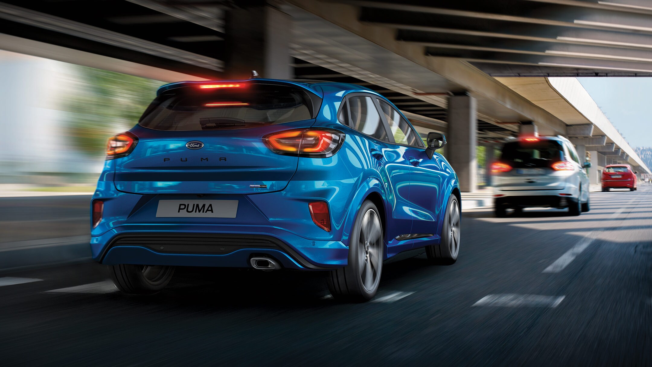 Ford Puma blu in movimento in città