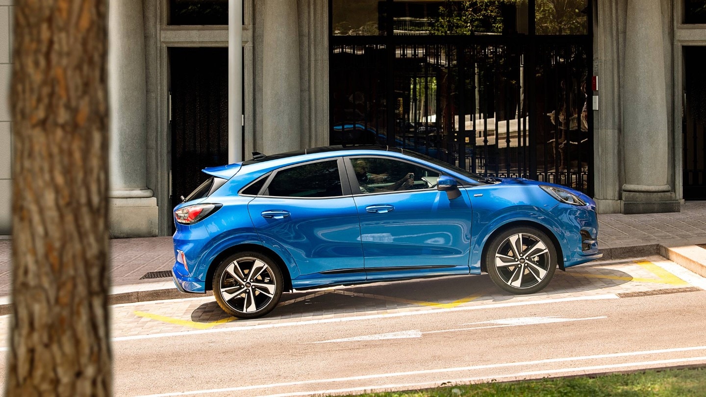 Ford Puma su strada in salita