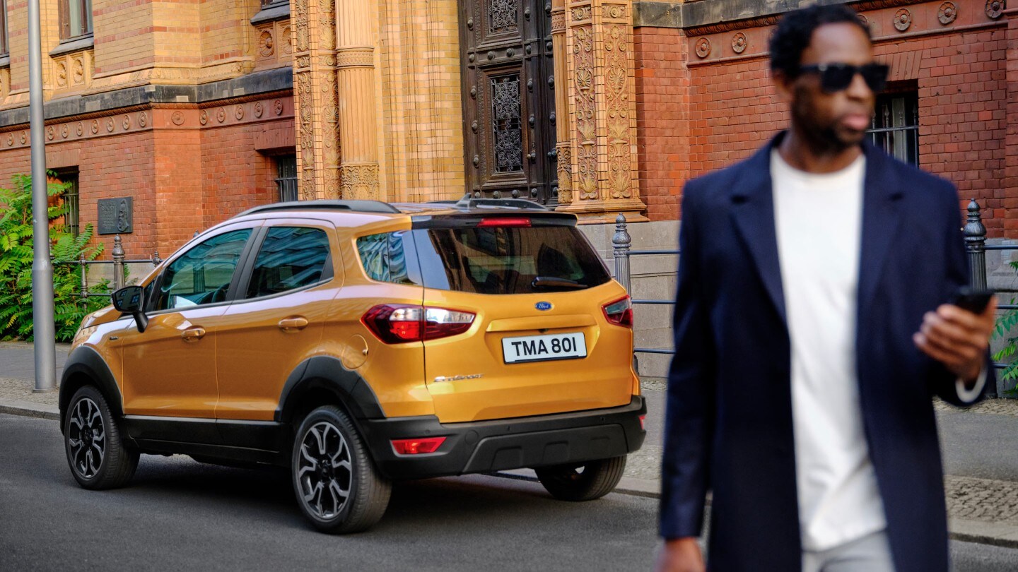 Ford EcoSport Active con uomo che utilizza un telefono
