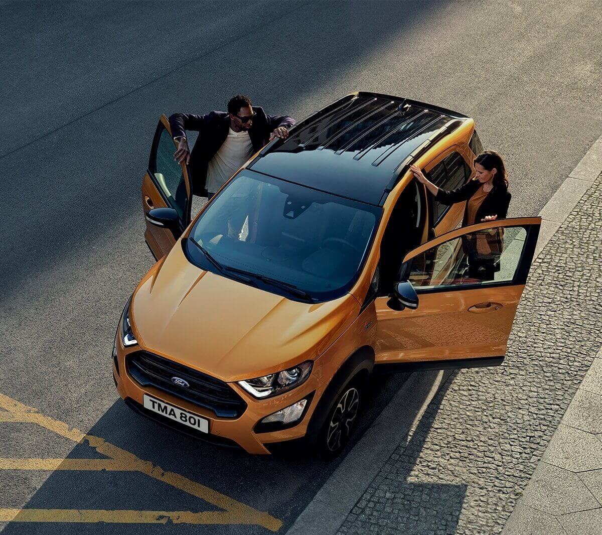 Foto dall'alto della nuova Ford EcoSport Active con donna