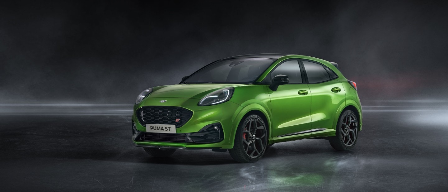 Vista frontale di Ford Puma ST verde parcheggiata