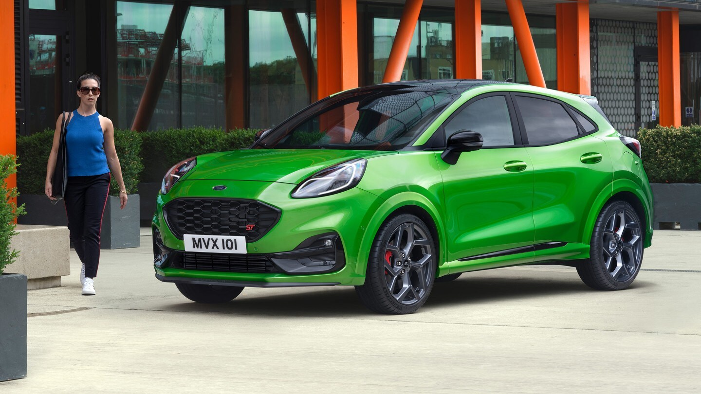 Vista posteriore di tre quarti di Ford Puma ST