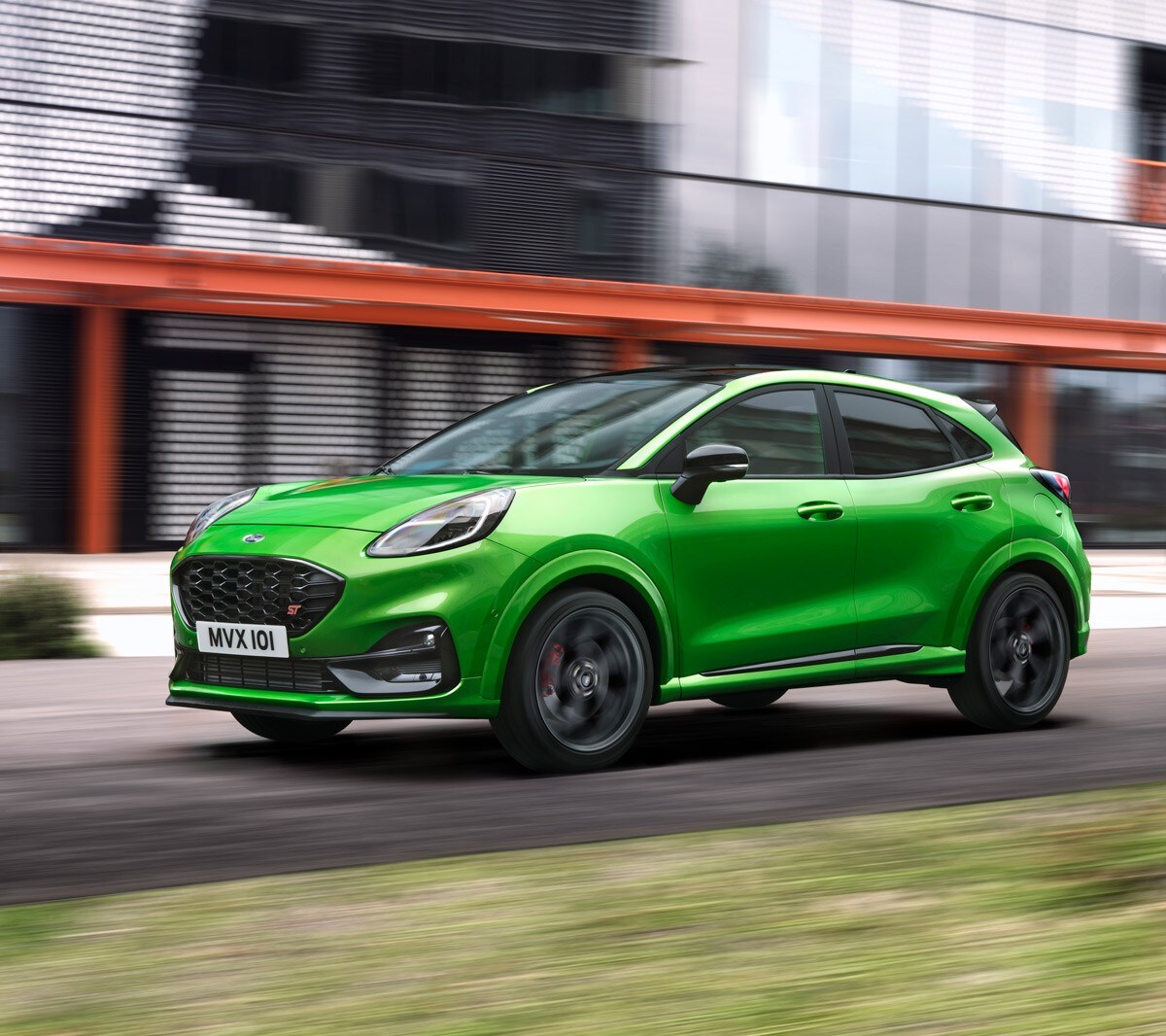 Vista anteriore di tre quarti di Ford Puma ST in movimento
