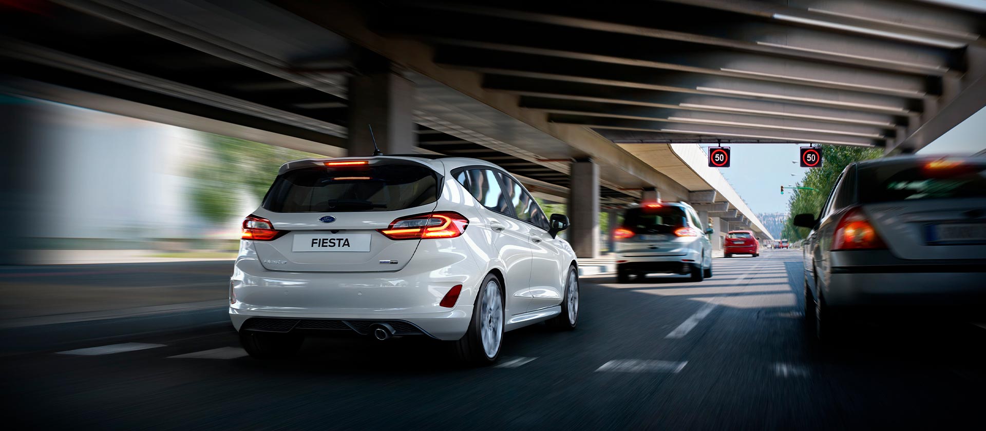 Una Ford Fiesta Zetec argentata, conosciuta anche come Fiesta Style, che percorre un'autostrada