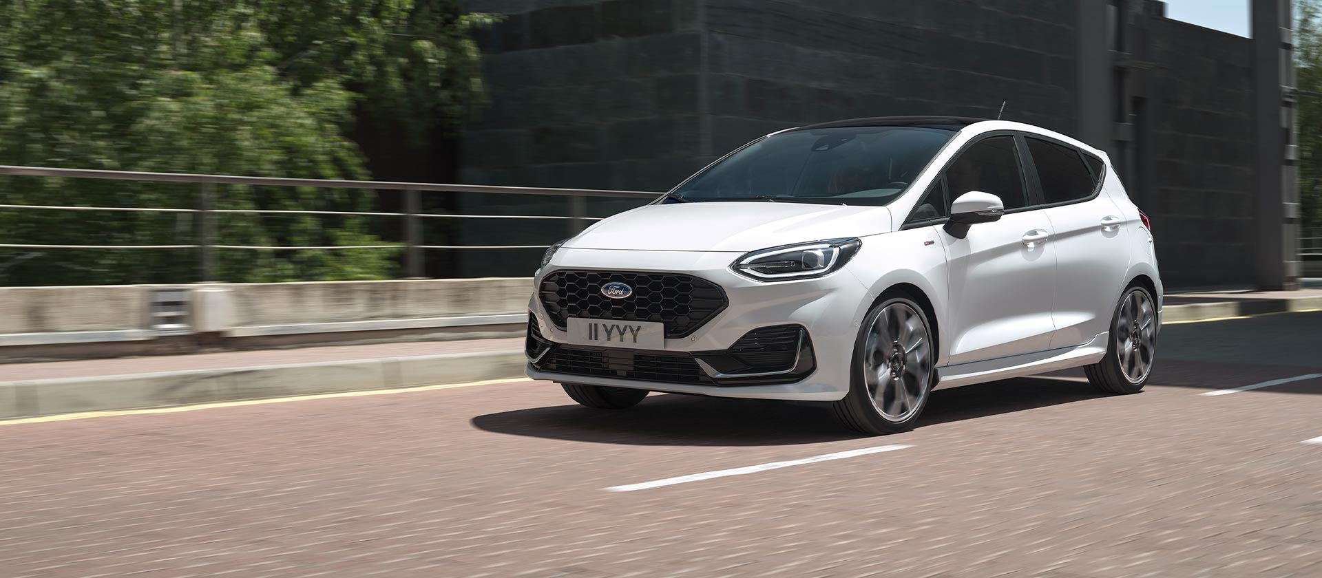 Ford Fiesta bianca in città