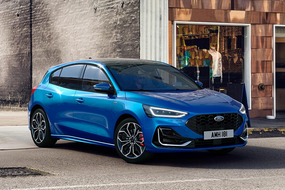 Ford Focus blu parcheggiata