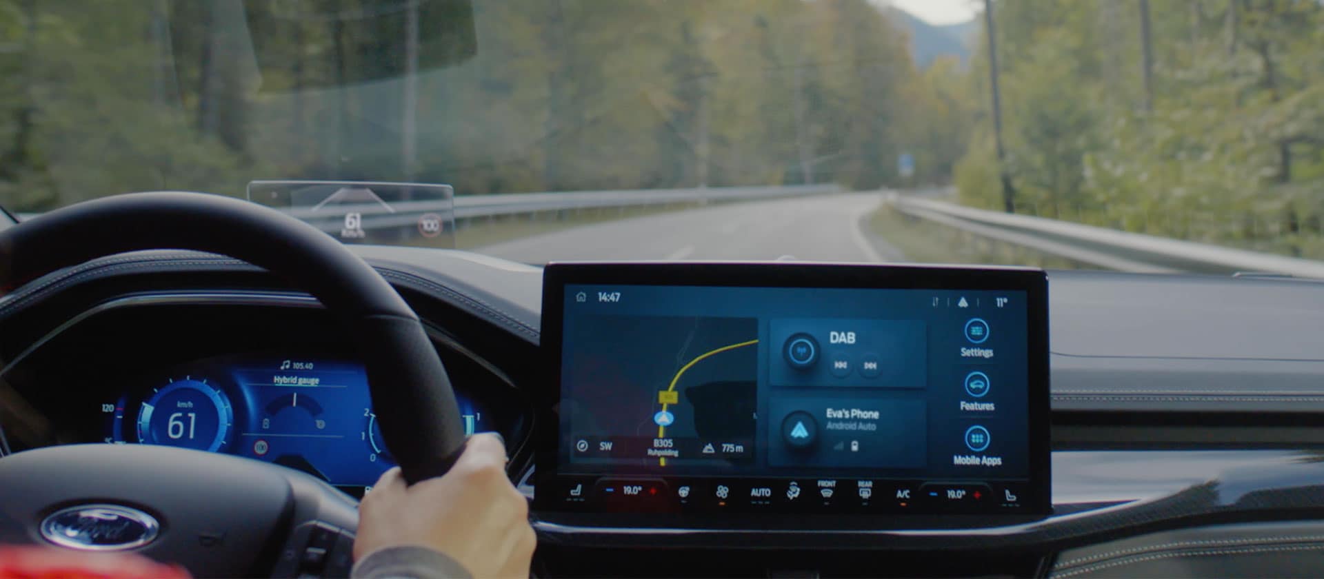 Il cruscotto della Ford Focus con il touchscreen dell'infotainment SYNC® 4 da 13,2" che mostra la navigazione e la radio.