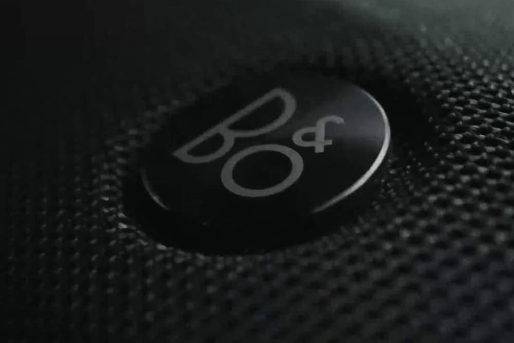 Primo piano di uno dei 10 altoparlanti del sistema audio premium B&O presente all'interno della Ford Focus.