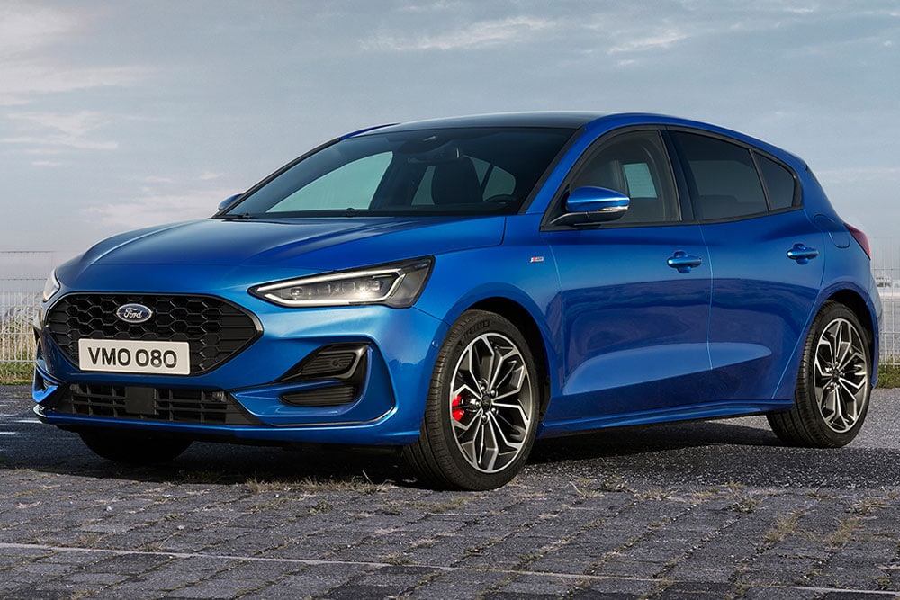 Una Ford Focus ST-Line berlina blu con pinze dei freni rosse parcheggiata su una superficie asfaltata.