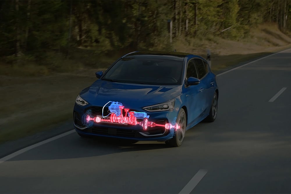 Illustrazione che mostra il funzionamento del motore EcoBoost Hybrid  nella parte interiore di una Ford Focus.