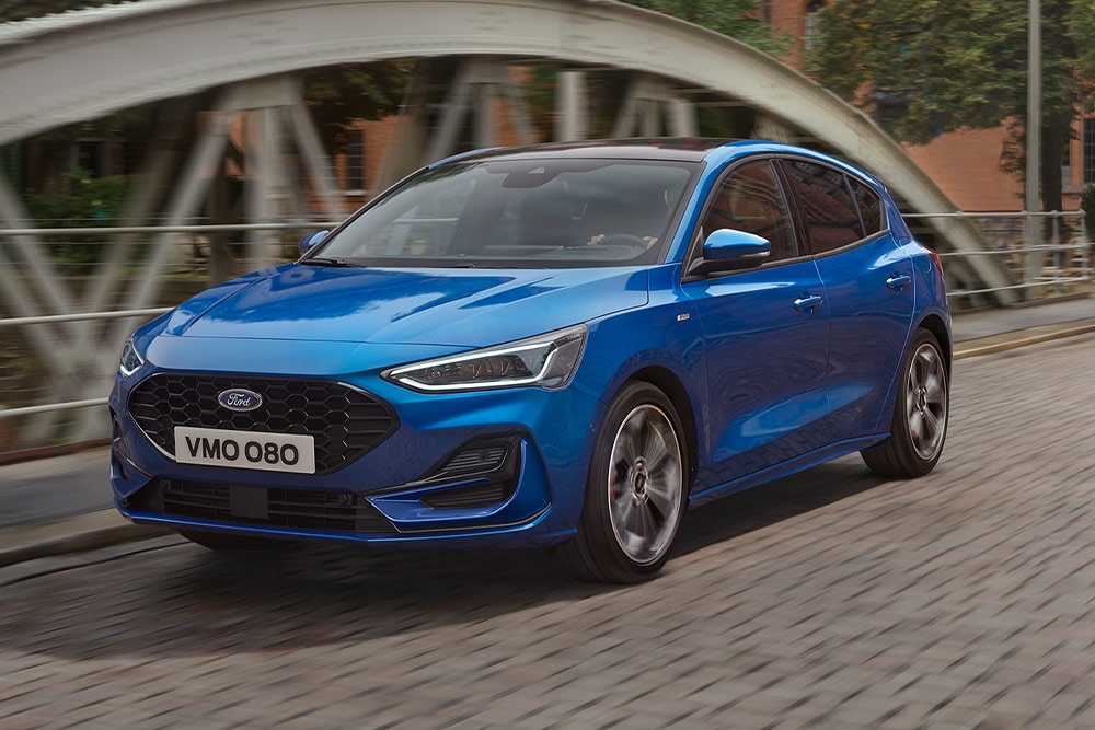 Una Ford Focus berlina che attraversa un ponte.