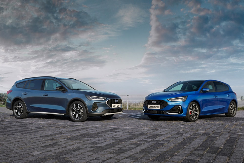 Una Ford Focus Wagon e una Ford Focus berlina parcheggiate in strada.
