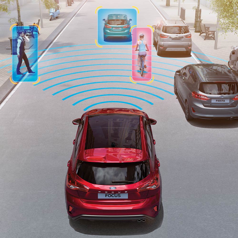 Illustrazione di una Ford Focus rossa con grafica che raffigura i suoi sistemi di sicurezza e assistenza alla guida, incluso il Pre-Collision Assist.