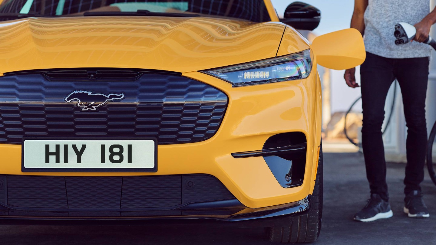 Uomo che collega la Nuova Ford Mach-E GT alla ricarica