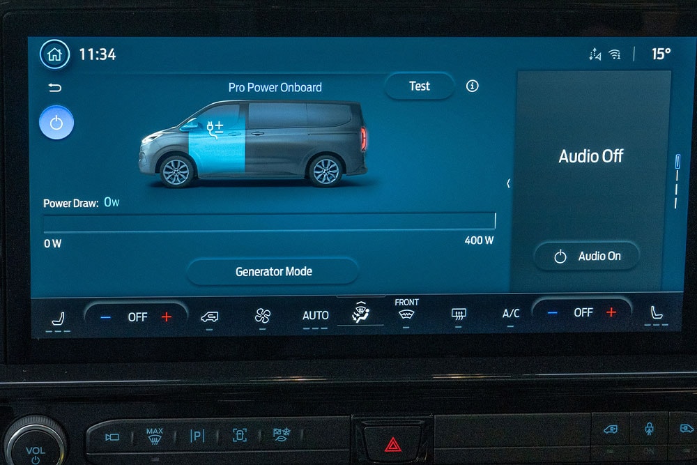 La schermata della dashboard del Ford E-Tourneo Custom mostra il sistema Pro Power Onboard per il controllo dell'uscita di potenza.