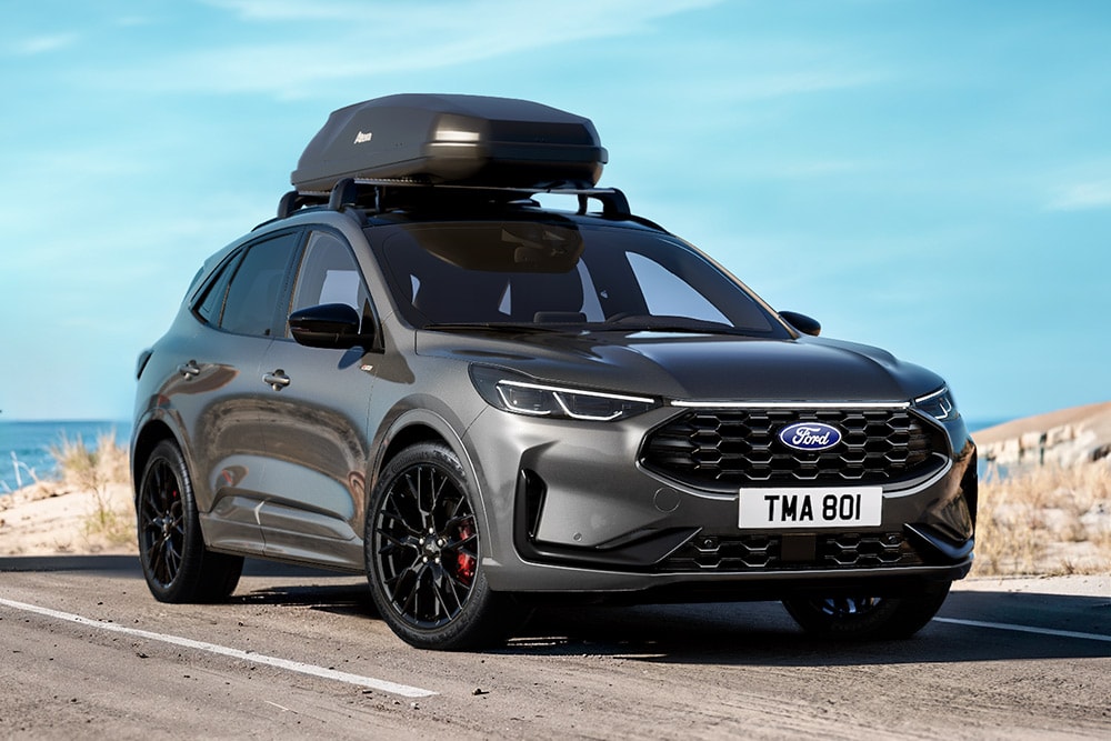 Kuga con portapacchi parcheggiata.