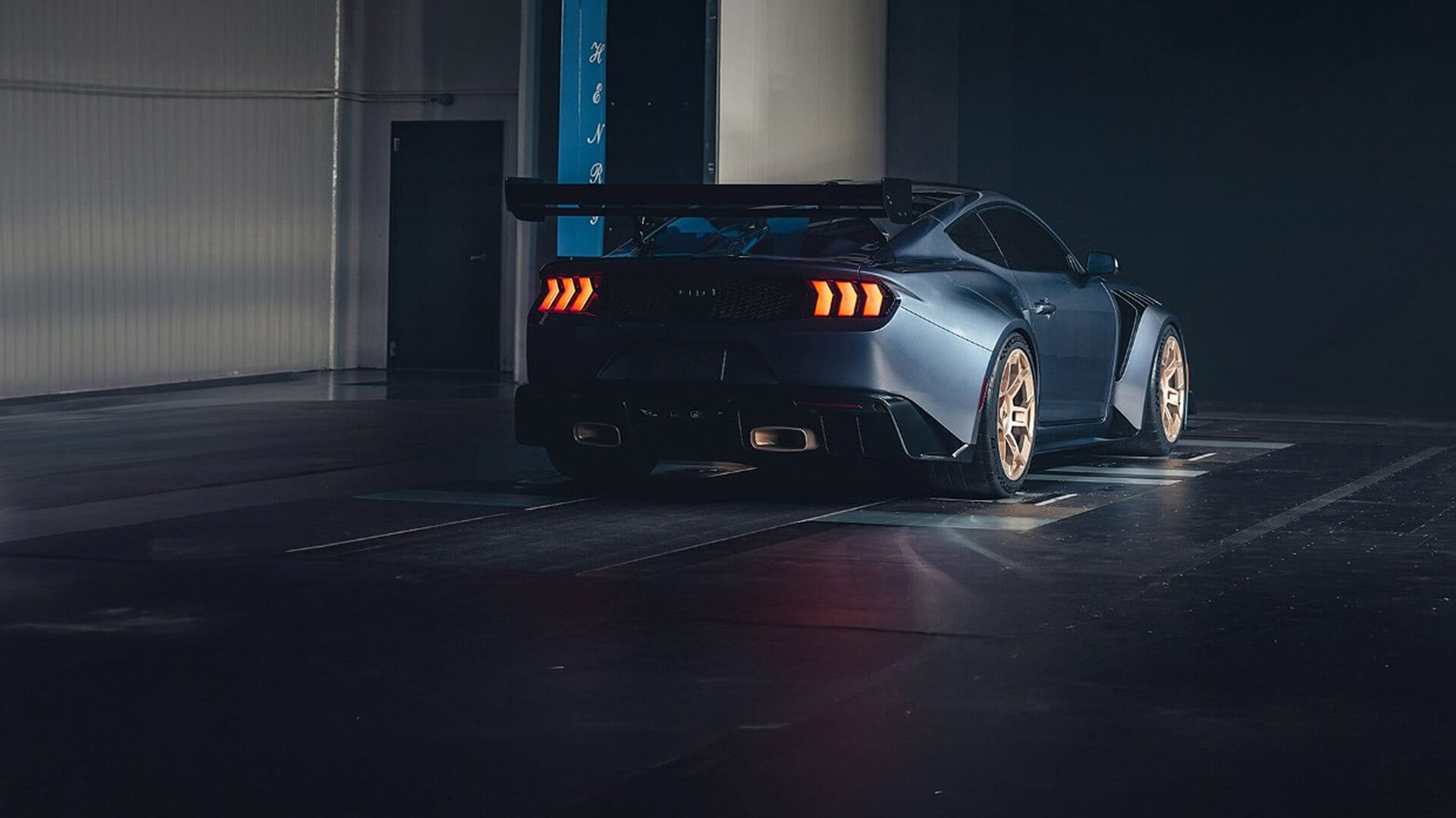 Ford Mustang GTD in corsa in un tunnel