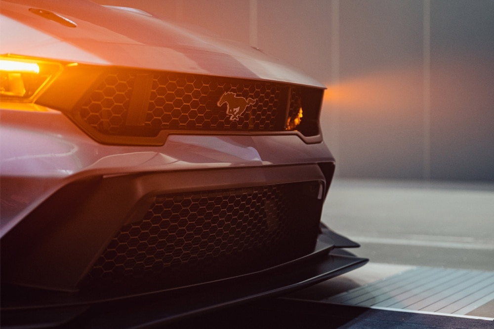 Ford Mustang GTD con assetto ribassato e fari accesi