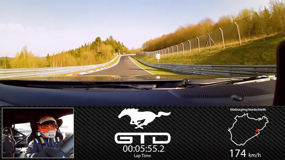 Vista dall’abitacolo della Ford Mustang GTD sul Nürburgring Nordschleife con i dati sulle prestazioni