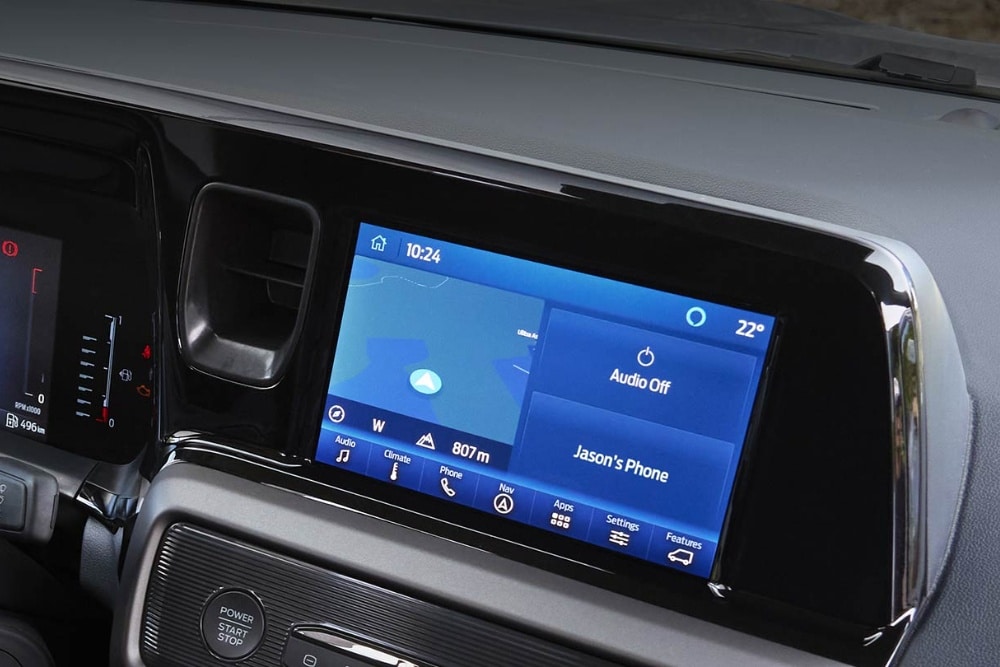 Lo schermo infotainment di un Ford Tourneo Courier mostra funzioni come navigazione, audio e connettività.