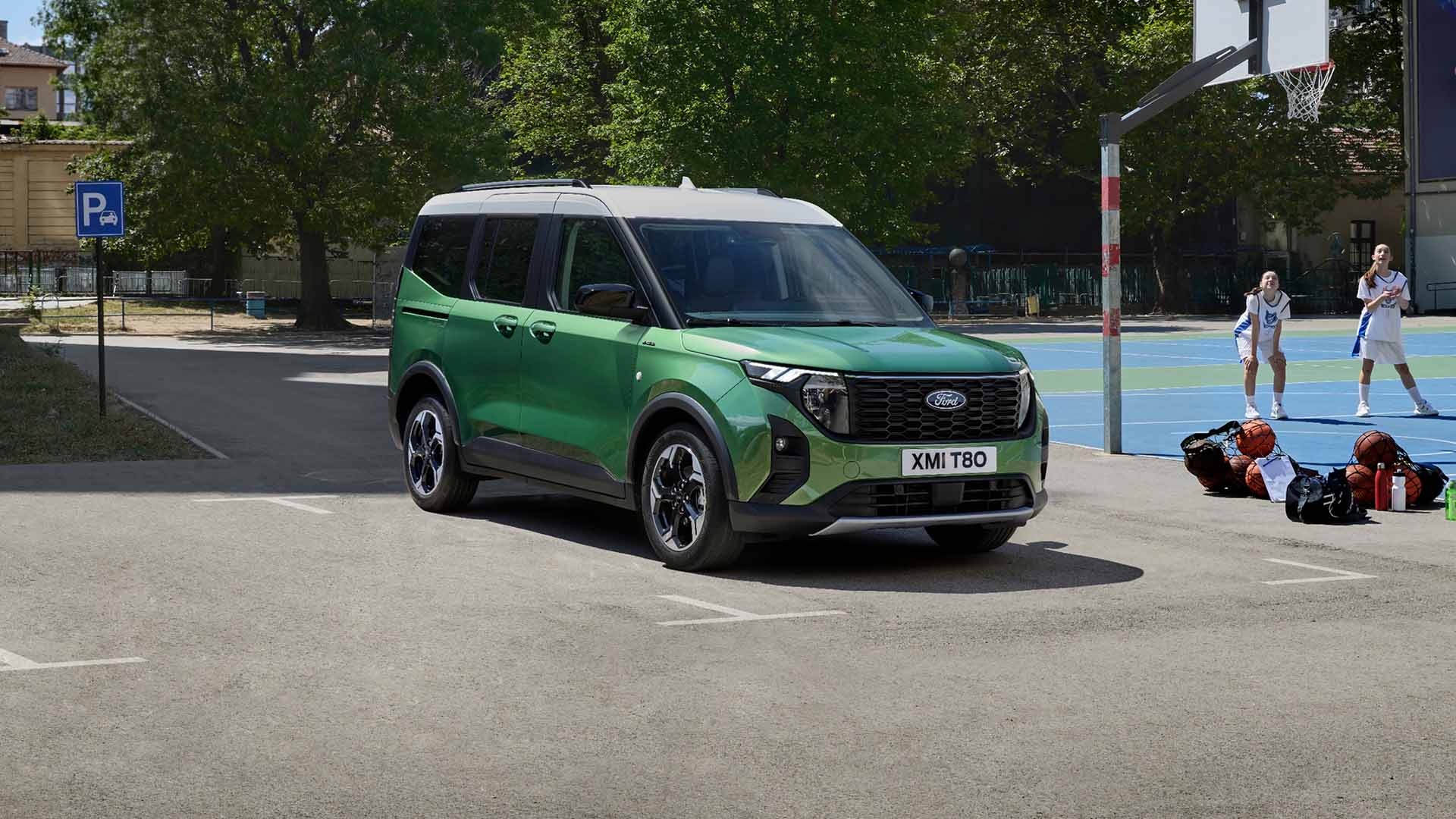 Un Ford Tourneo Courier color Cactus Grey visto dall'angolazione anteriore a tre quarti. 