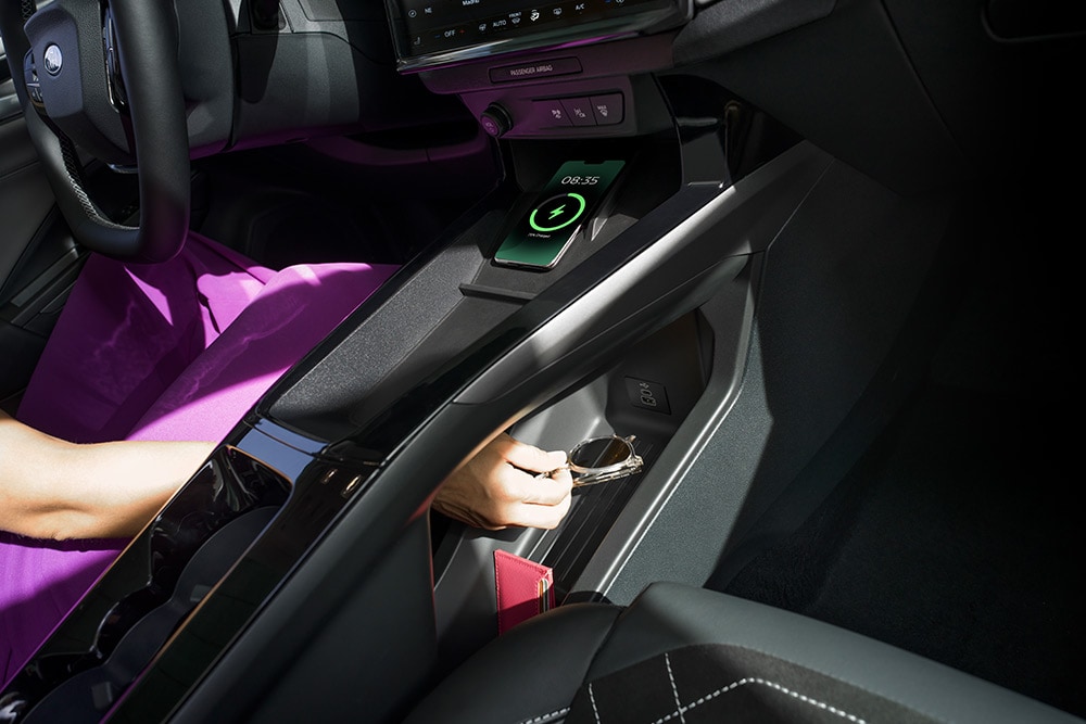 Un primo piano che mostra il sistema di ricarica wireless e il vano di stoccaggio del nuovo Ford Puma Gen-E®.