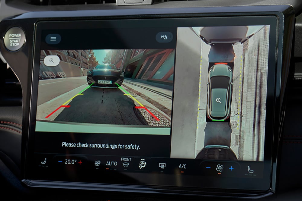 Un primo piano della telecamera a 360° che mostra le fumnzioni di ausilio al parcheggio del nuovo Ford Puma Gen-E® elettrico.