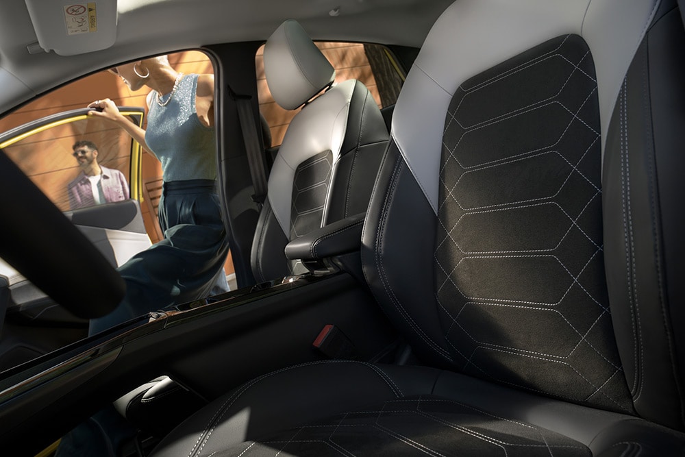 Un primo piano dei sedili ergonomici neri e grigi all'interno del Ford Puma Gen-E® elettrico.