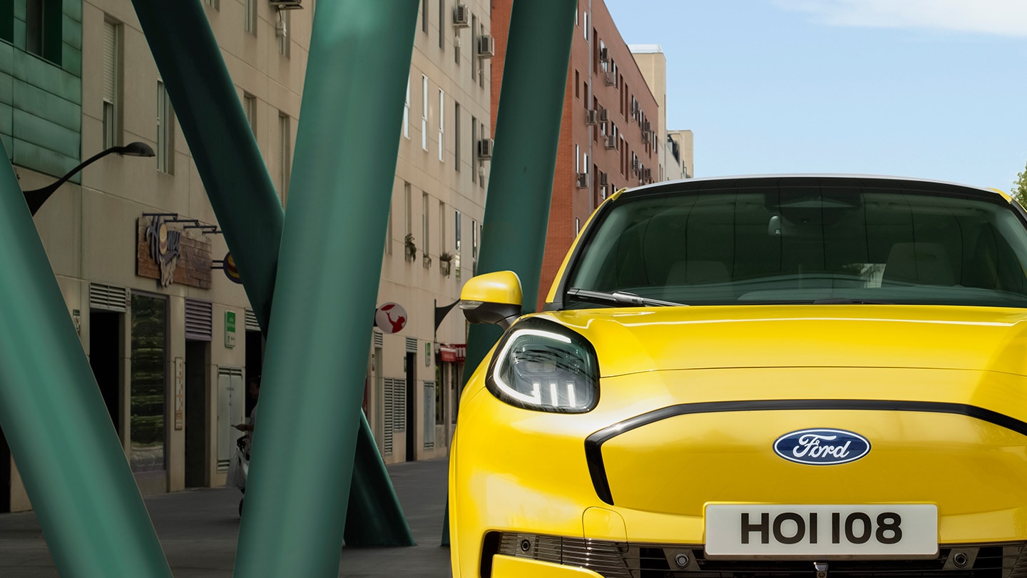 Un primo piano della parte anteriore del nuovo Ford Puma Gen-E® in giallo.