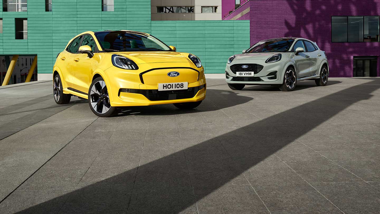 Un Ford Puma Gen-E® elettrico giallo parcheggiato accanto a un Ford Puma® EcoBoost® grigio a benzina.
