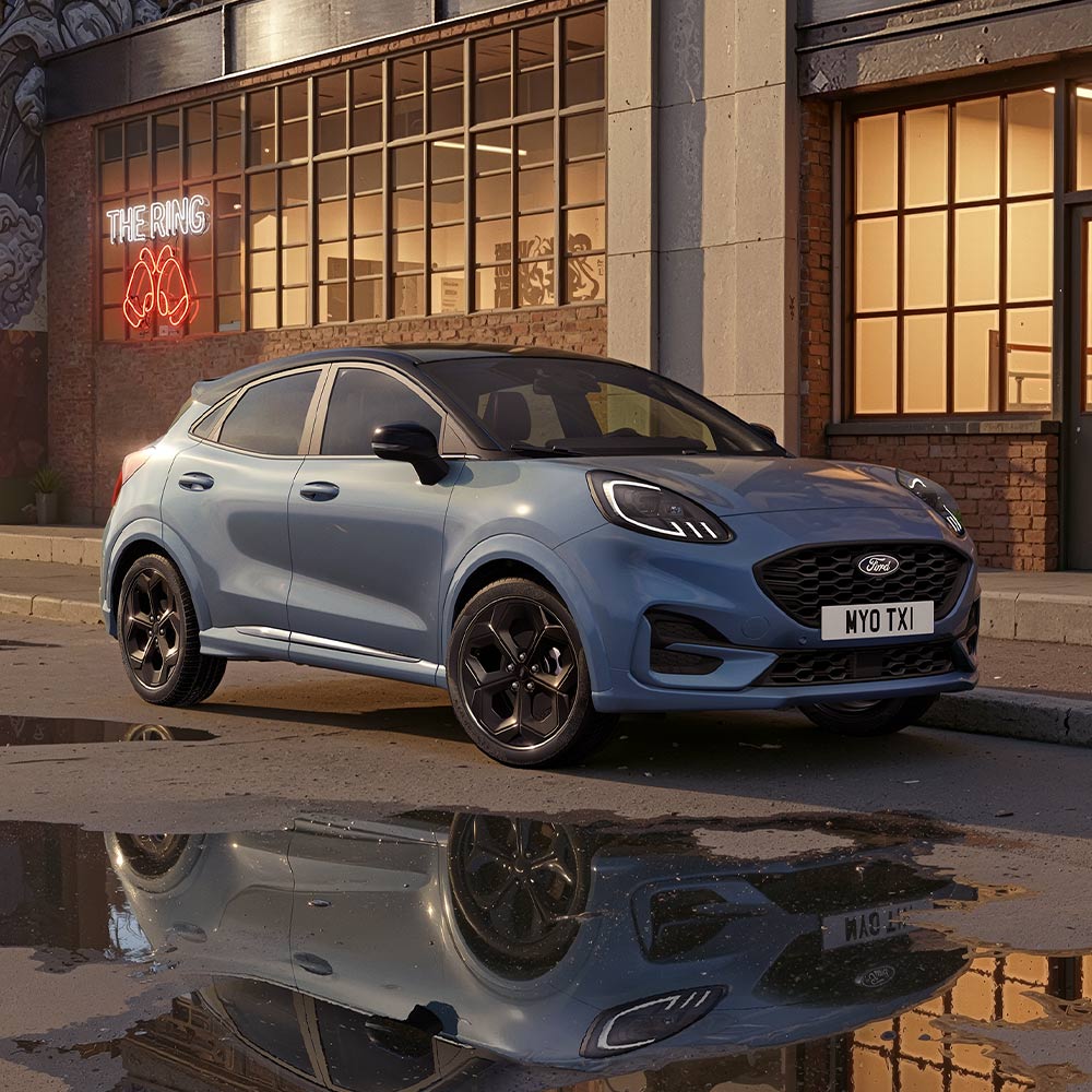 Ford Puma Vapour Blue in edizione limitata parcheggiato su una strada cittadina di notte.