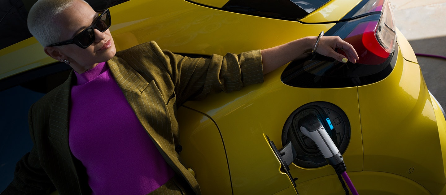 Parte posteriore di Ford Puma Gen-E® collegata a una stazione di ricarica domestica.