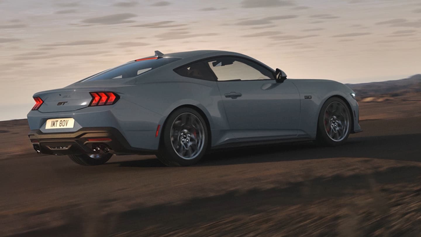 Ford Mustang blu in curva