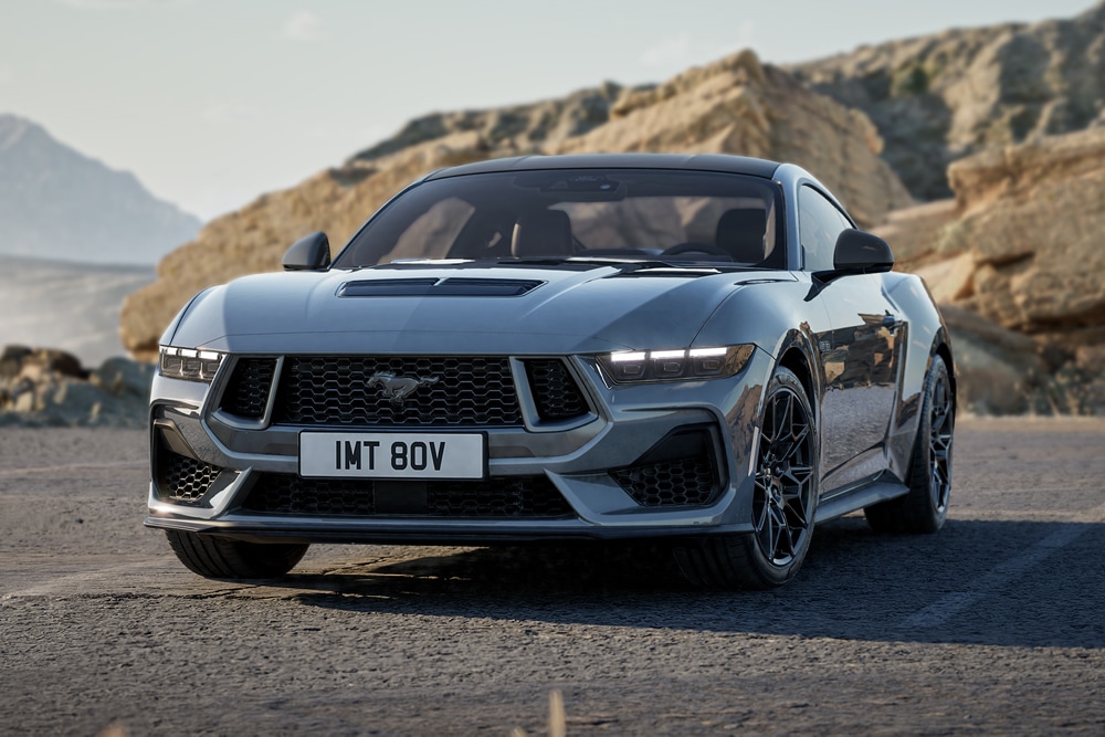 Ford Mustang Nite Pony grigia in viaggio su una strada