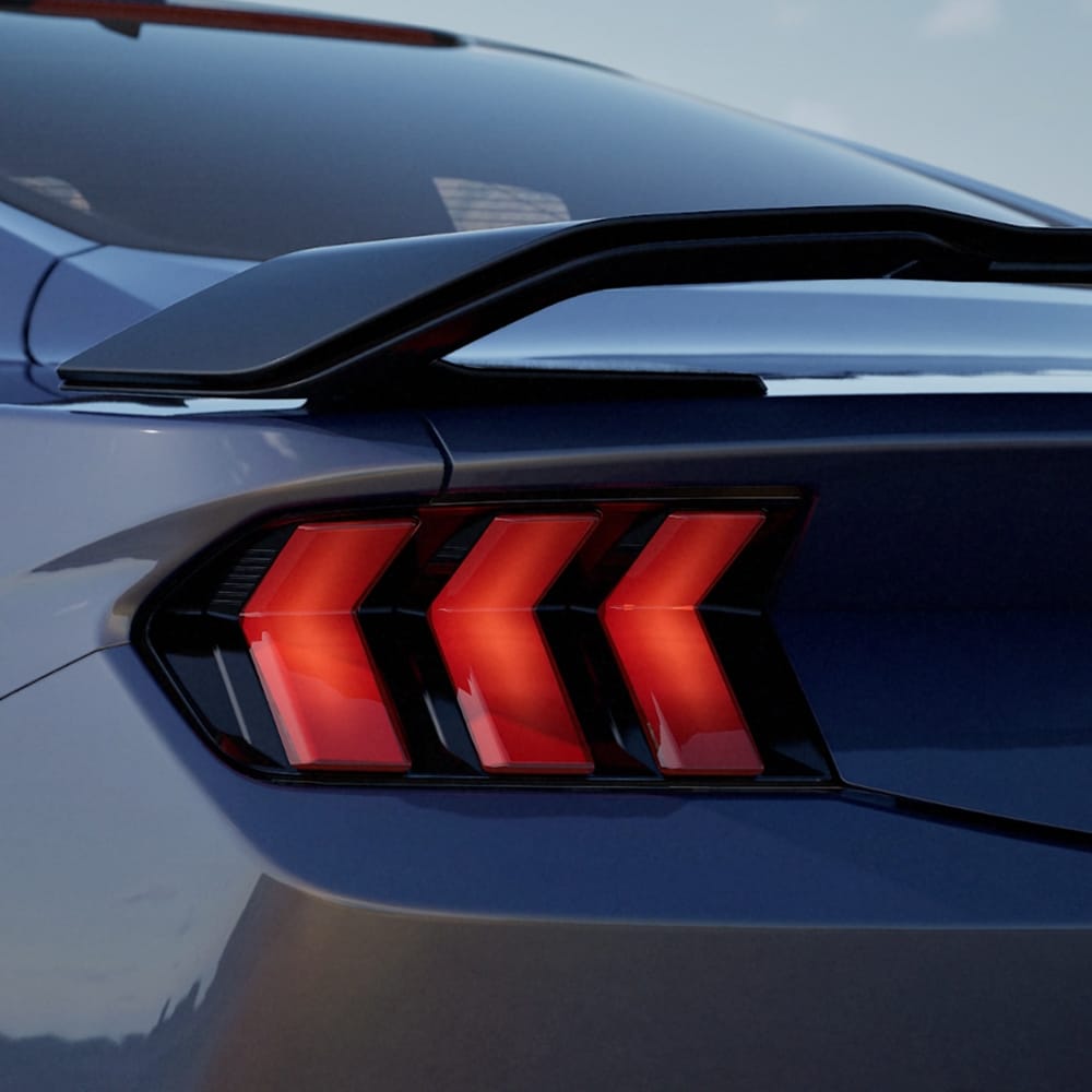 Posteriore di Ford Mustang Dark Horse in un parcheggio