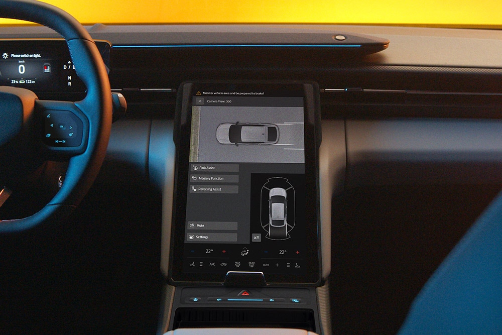 Primo piano del touchscreen del nuovo Ford Capri® con telecamere a 360° e tecnologia di assistenza attiva al parcheggio.