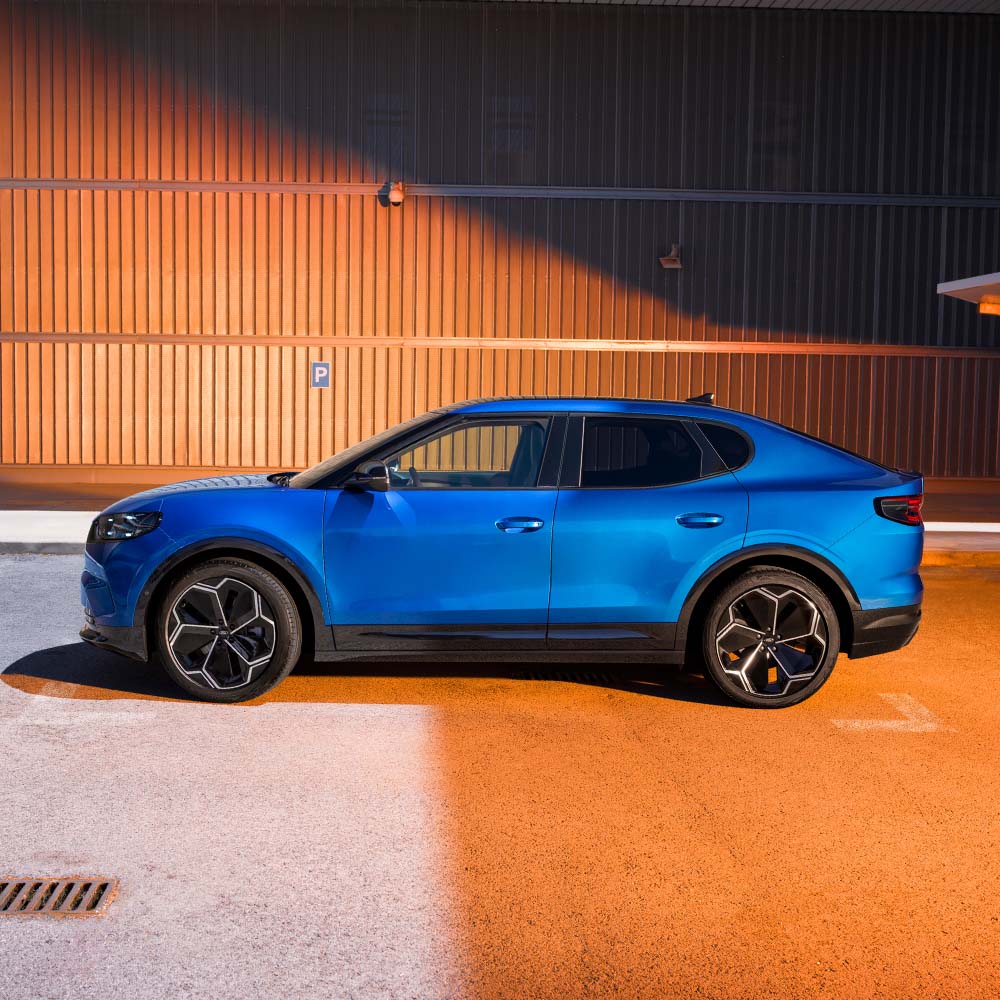 Ford Capri blu di lato con 5 stelle Euro NCAP.