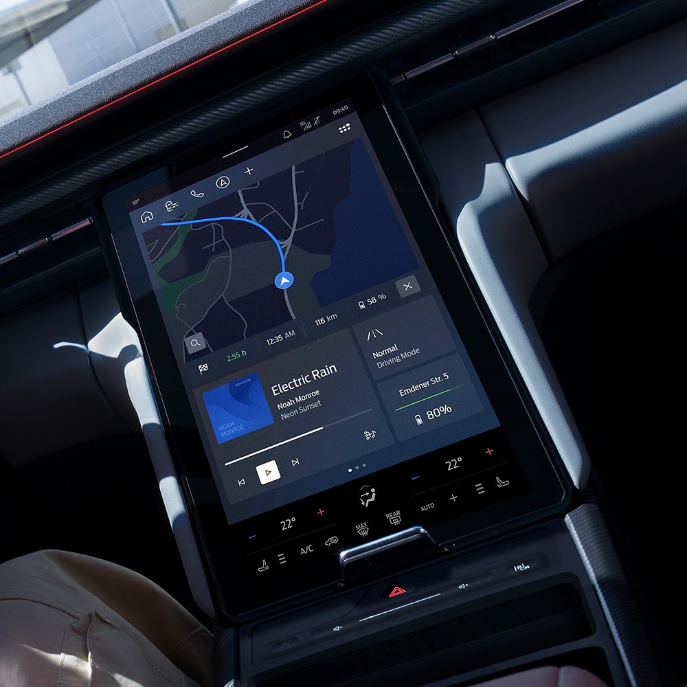 Primo piano del cruscotto di Ford Capri® che mostra le funzionalità di navigazione connessa del veicolo.