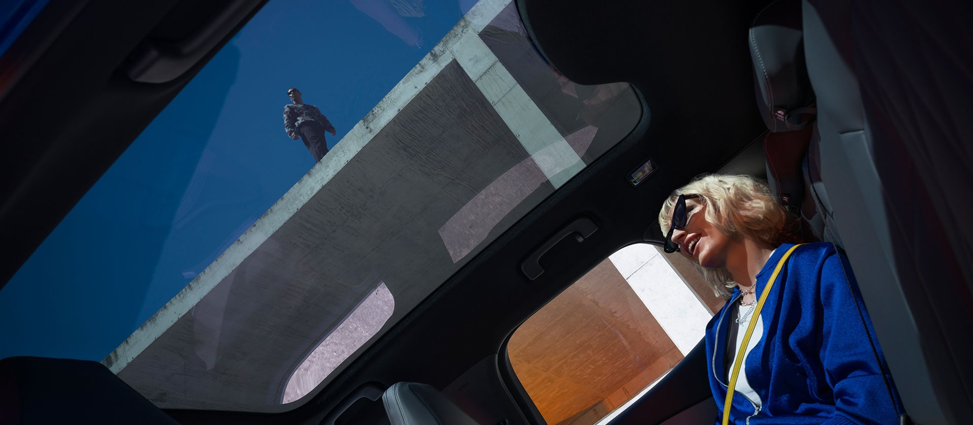 Persona seduta all'interno del nuovo Ford Capri® che si gode il tettuccio panoramico in vetro.
