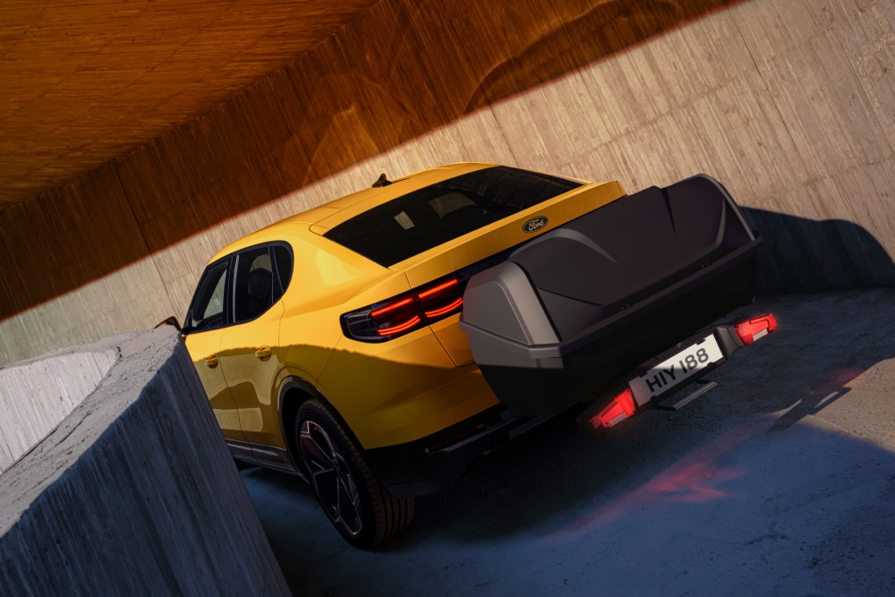 Ford Capri con portapacchi posteriore.